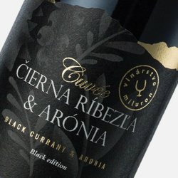 Cuvee-cierna-ribezla-a-aronia-vino-3